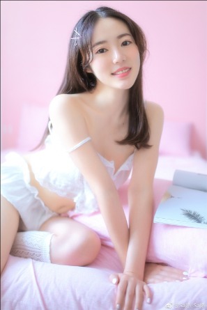 漂亮美眉露臍裝超短褲白絲美腿室內(nèi)寫(xiě)真