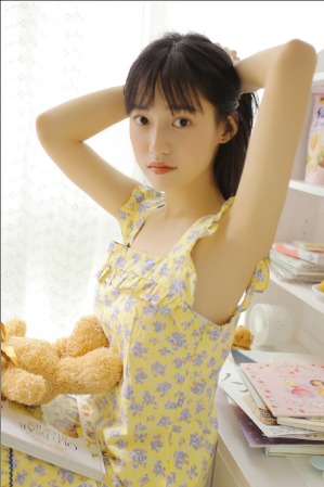 清透素顏裸妝的大學(xué)?；S色蕾絲背心寫真集