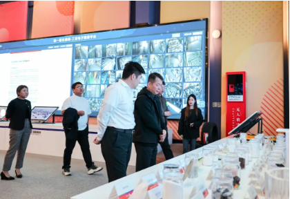 雙方就產(chǎn)業(yè)互聯(lián)網(wǎng)前沿趨勢、跨境產(chǎn)業(yè)協(xié)同創(chuàng)新、產(chǎn)融結(jié)合戰(zhàn)略布局等領(lǐng)域展開了富有建設(shè)性的深度研討與戰(zhàn)略對話。